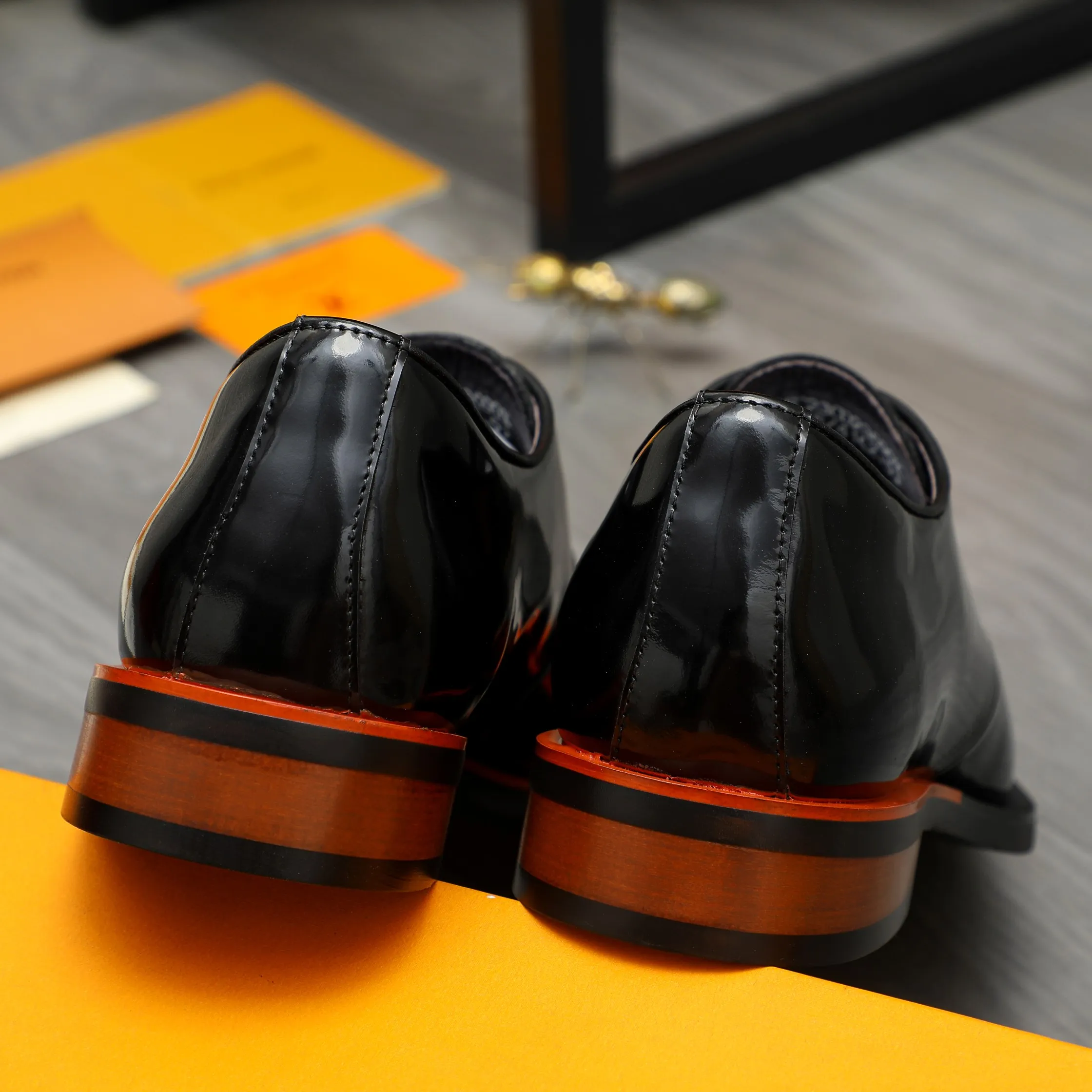 Men's shoes 💰580 Product trademark: LV "Louis Vuitton" business lace-up formal leather shoes Regular size: 37-46 Product materials: Selected pearlescent cowhide upper, pigskin lining, rubber outsole